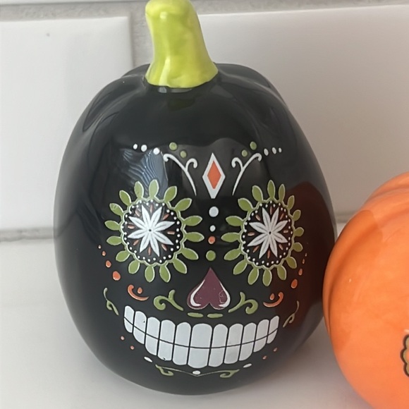 Mini π Halloween Ceramic Sal & Pepper Shakers - Picture 10 of 12